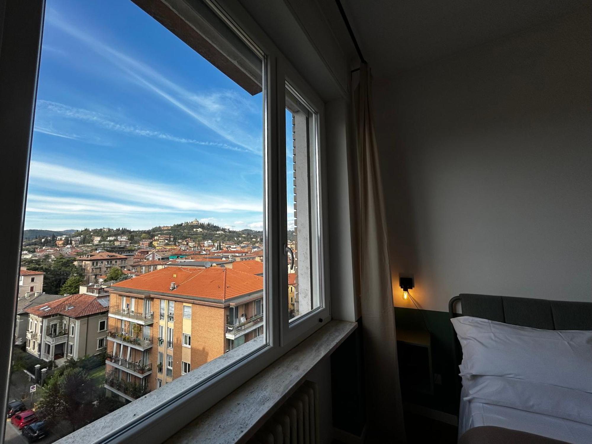 Апартаменты Big House-Private Parking-12" Walk From The Arena Верона Экстерьер фото